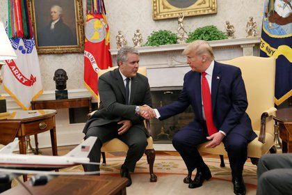 El presidente de EEUU, Donald Trump, saludando a su par de Colombia, Iván Duque, en un encuentro en el Salón Oval de la Casa Blanca en marzo de 2020 (REUTERS/Leah Millis)