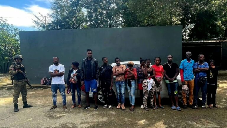 Detienen a 18 haitianos ilegales en un carro cuyo conductor emprendió la huida en Valverde